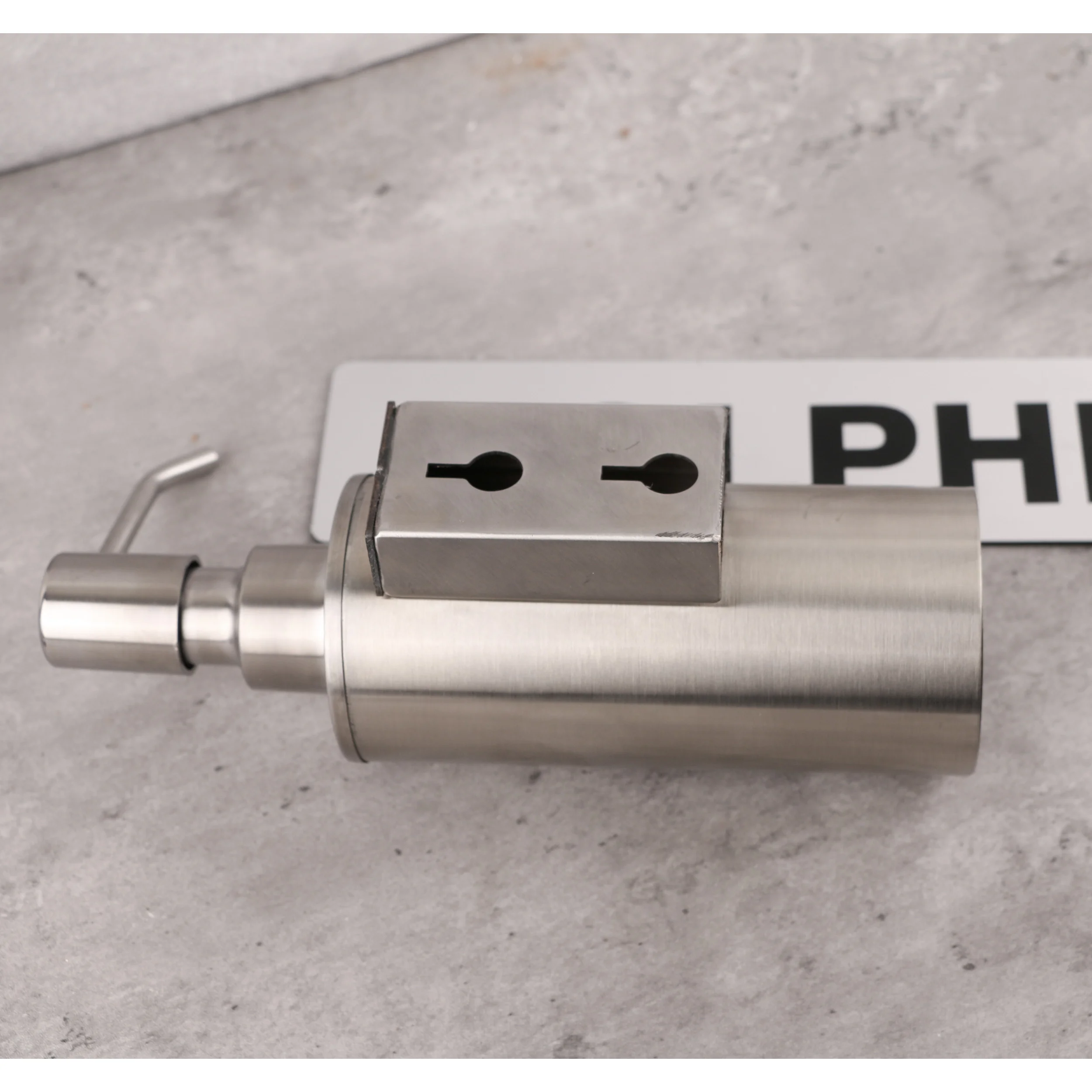 مخزن مایع دستشویی دلفین مدل KHM-Wall مخزن مایع دستشویی دلفین مدل KHM-Wall