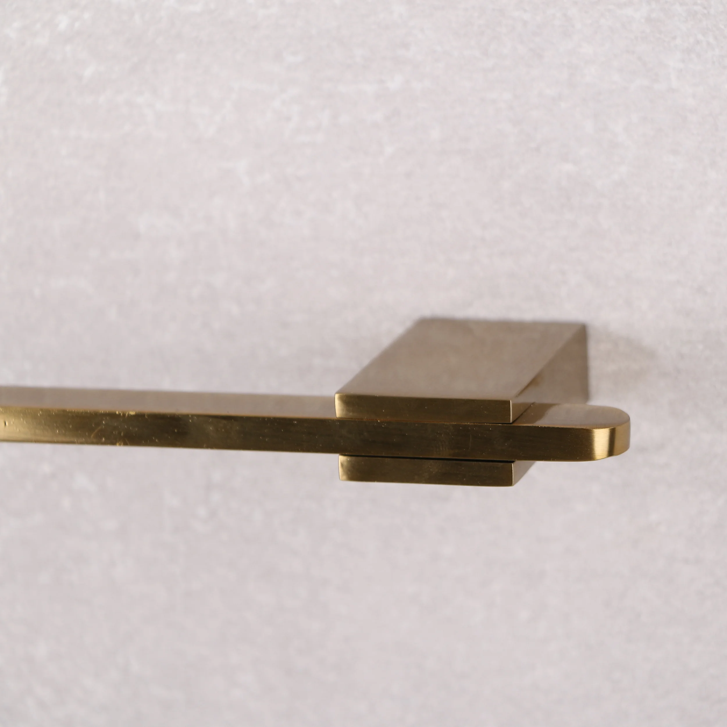 پایه رول دستمال کاغذی دلفین مدل RCT-B-Gss | طلایی مات | گارانتی اصالت و سلامت فیزیکی کالا پایه رول دستمال کاغذی دلفین مدل RCT-B-Gss | طلایی مات | گارانتی اصالت و سلامت فیزیکی کالا