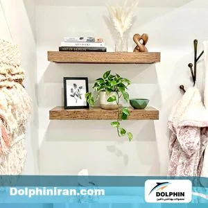 شلف دیواری صاف و معلق طرح چوب زیر آینه روشویی در سرویس بهداشتی مدرن